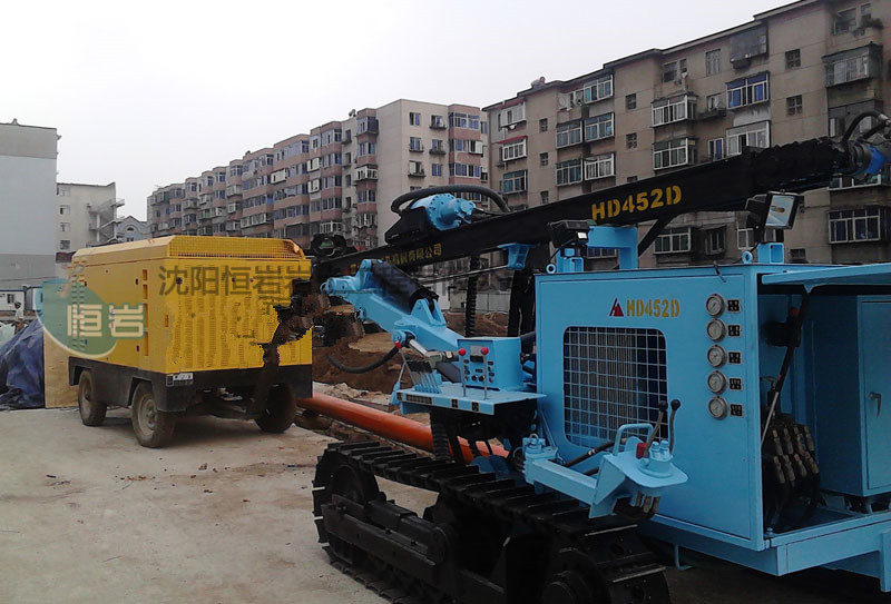 履带式岩石钻机