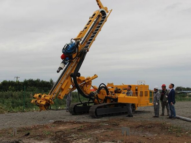 顶驱跟管管钻机